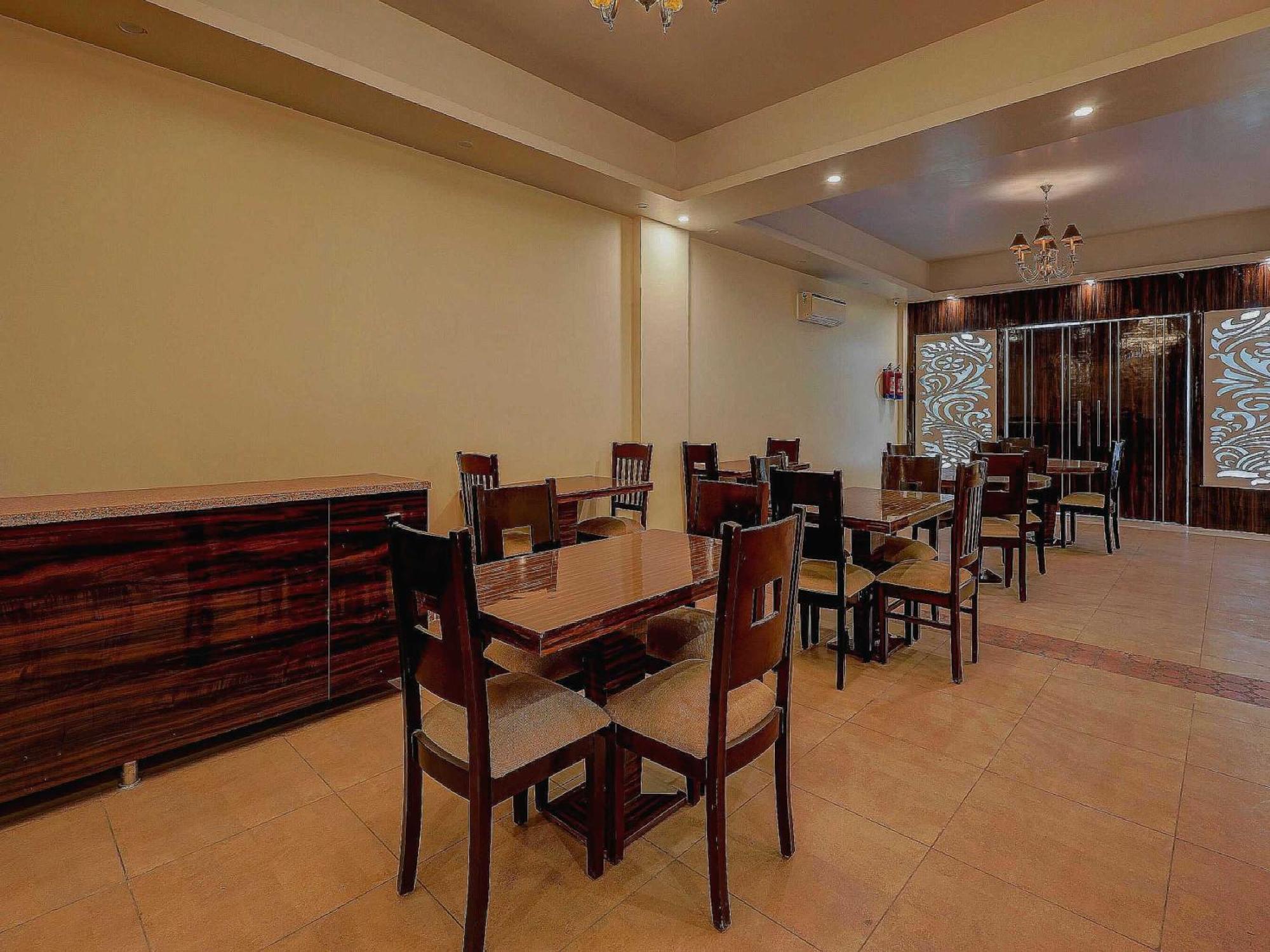Townhouse Golden King Hotel New Delhi Exterior photo