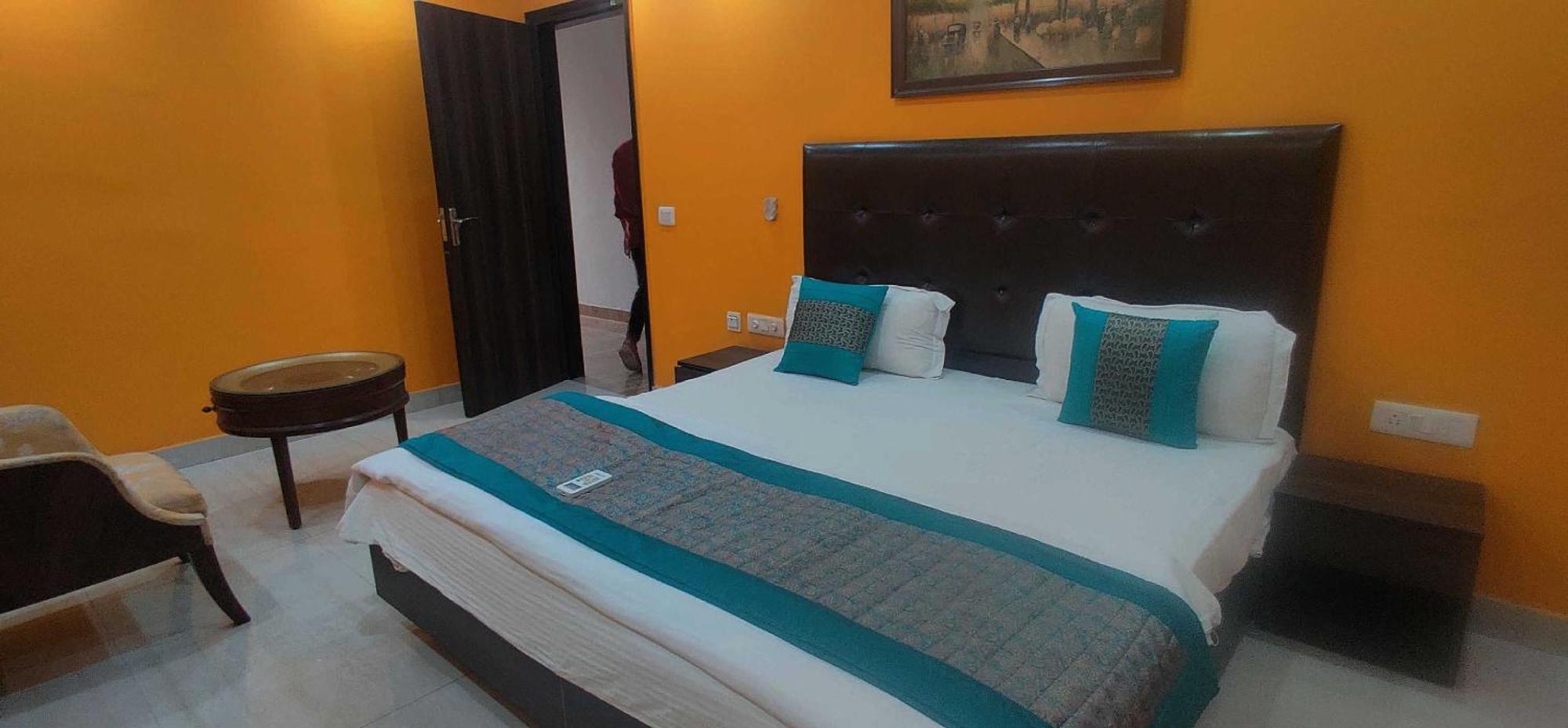 Townhouse Golden King Hotel New Delhi Exterior photo