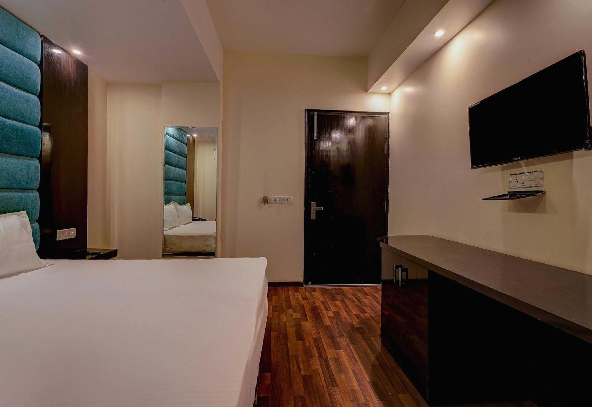 Townhouse Golden King Hotel New Delhi Exterior photo